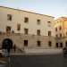 Per visitare il Museo Civico entriamo a Bari Vecchia da Largo Chiurlia, passiamo sotto gli archi che si stagliano sulla piazza...